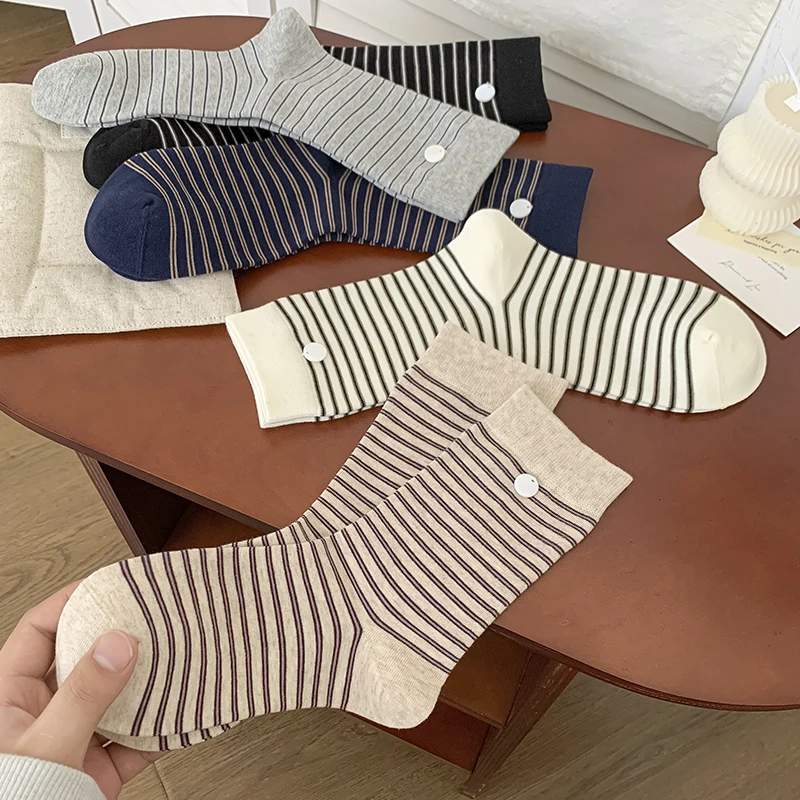 Nuevos calcetines de mujer, calcetines a rayas de moda Retro, calcetines creativos de algodón informales transpirables, calcetines femeninos con absorción de sudor de colores mezclados