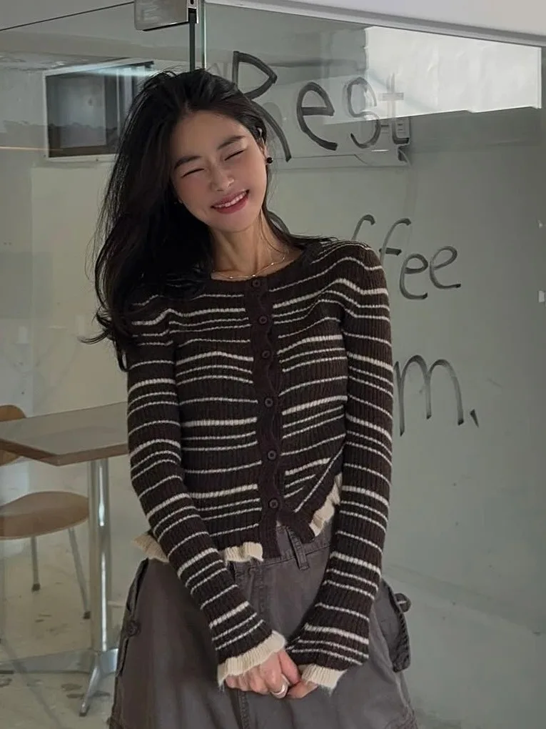 

Корейский вязаный кардиган в полоску Slim Fit для женщин, весенняя новинка, топ с длинными рукавами и пуговицами, с деревянными пуговицами