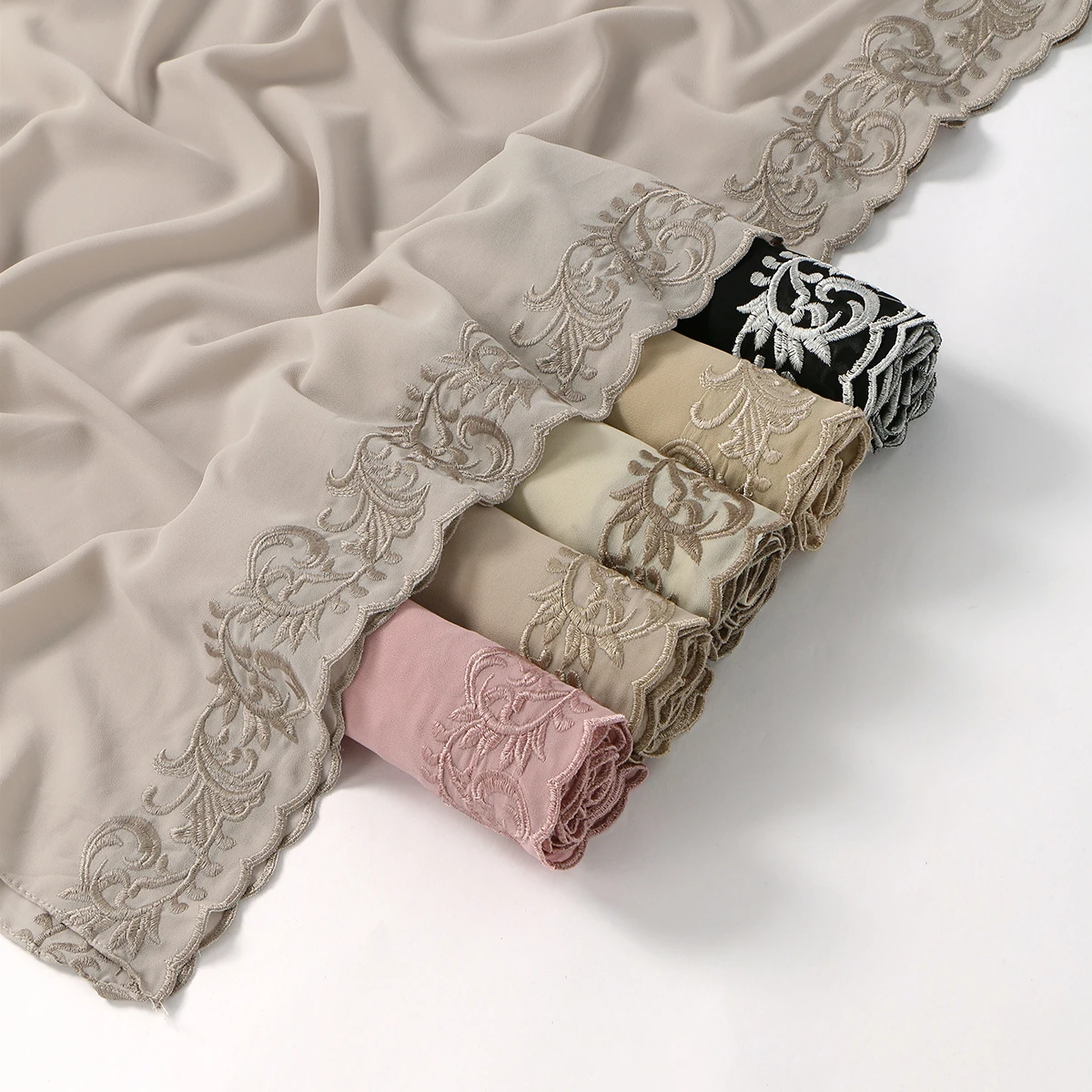 Sciarpa Hijab in chiffon con ricamo floreale per le donne Foulard Hijab musulmano Avvolge morbido Fascia per capelli Scialli per protezione solare estiva Scialli da spiaggia