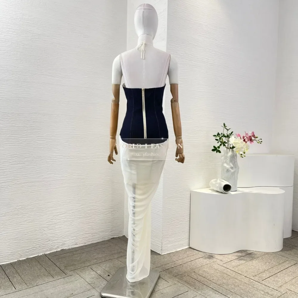 Biała sukienka midi bez rękawów z denimu, z patchworkiem i siateczką, z dekoltem typu halter, 2025