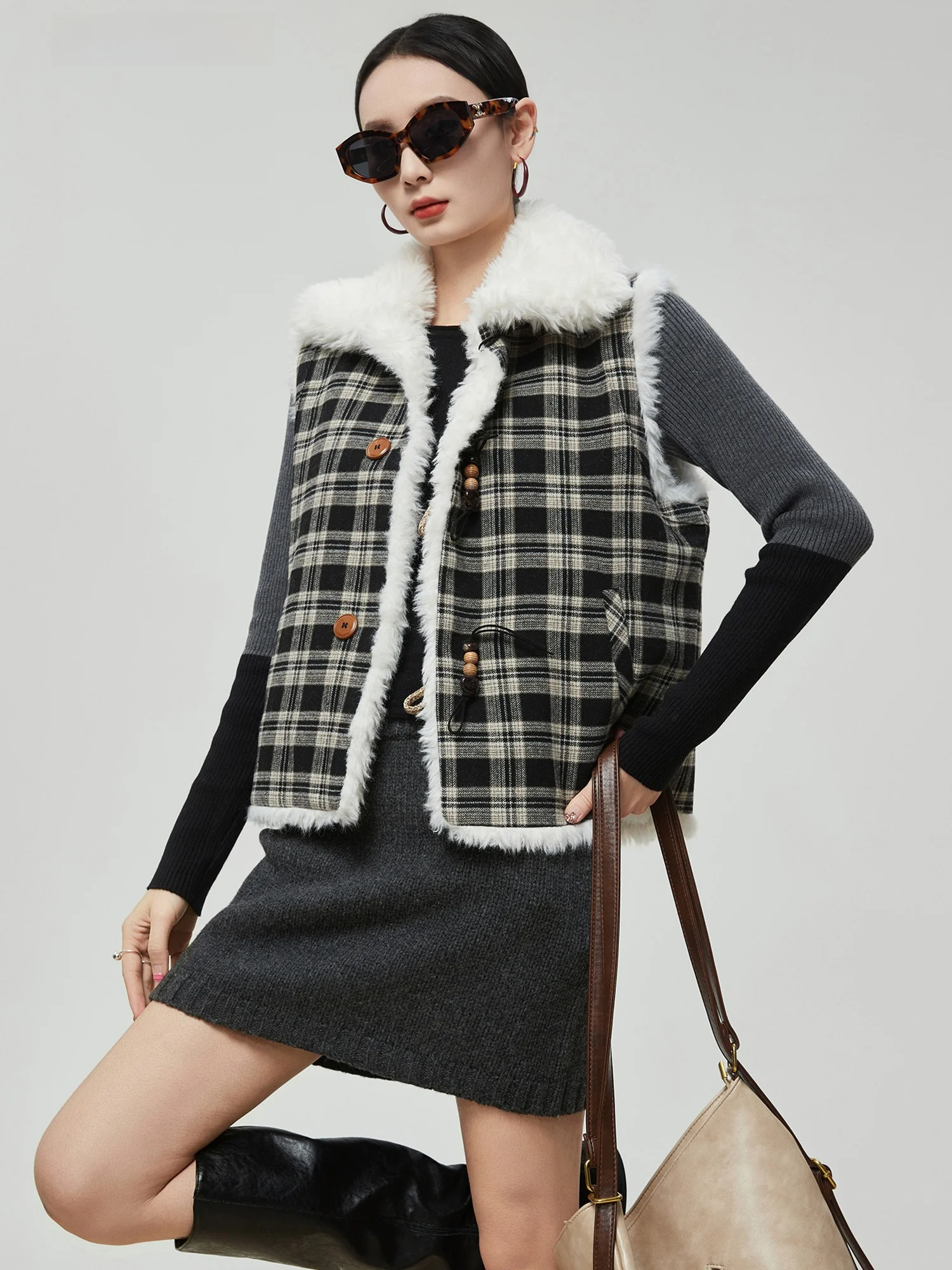 

Двусторонний ретро-жилет в клетку с мехом, новинка зимы 2025: модный, теплый, для многослойных образов, женский
