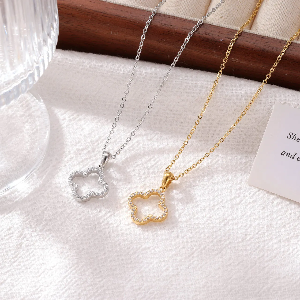 

Women's 18K Gold Plated Zircon Four Leaf Clover Necklace for Party 316L Stainless Steel Fashion Luxury CZ Jewelry