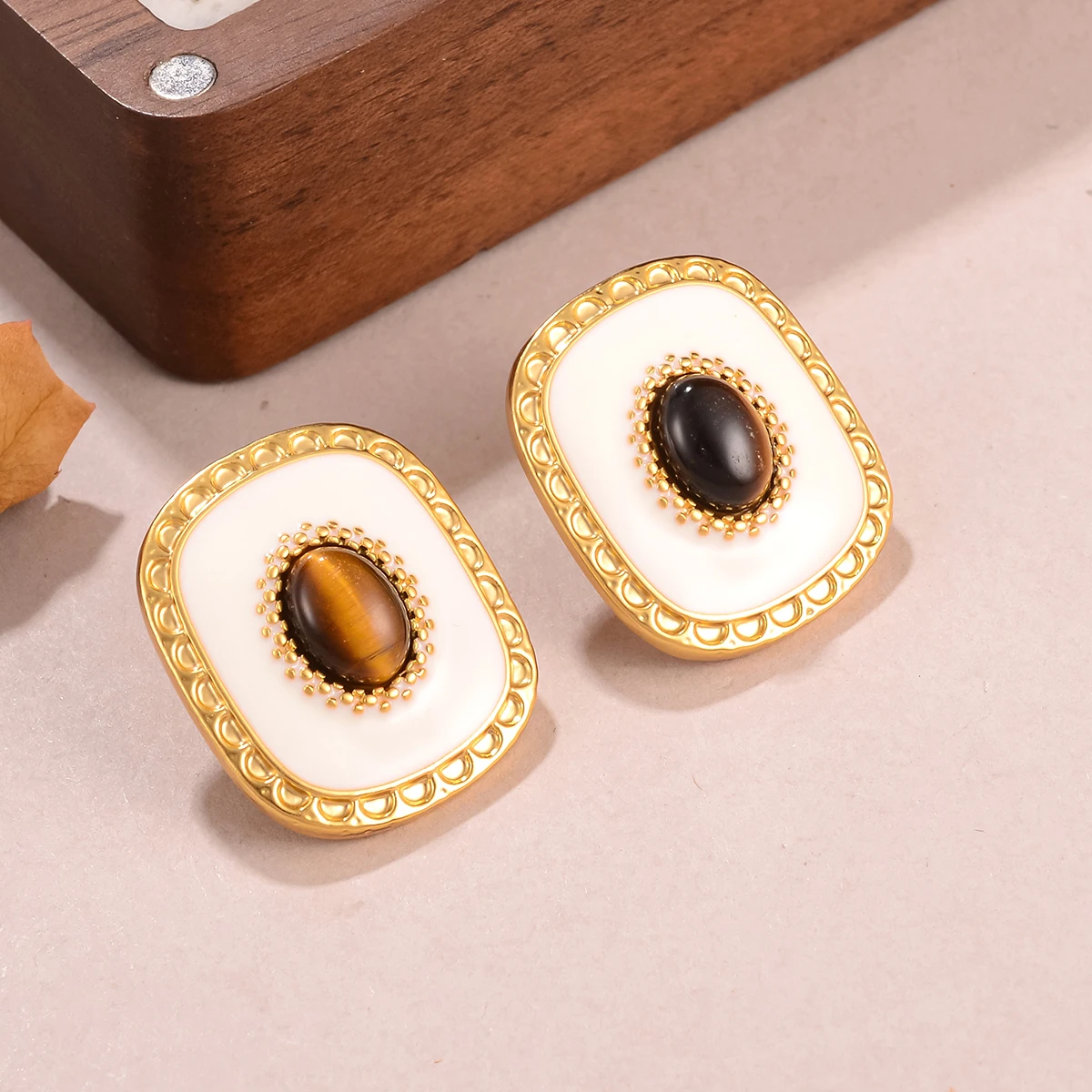 أقراط عين النمر المطلية بالذهب عيار 18 قيراط للنساء - مجوهرات مربعة أنيقة من المينا البيضاء والحجر الطبيعي #5