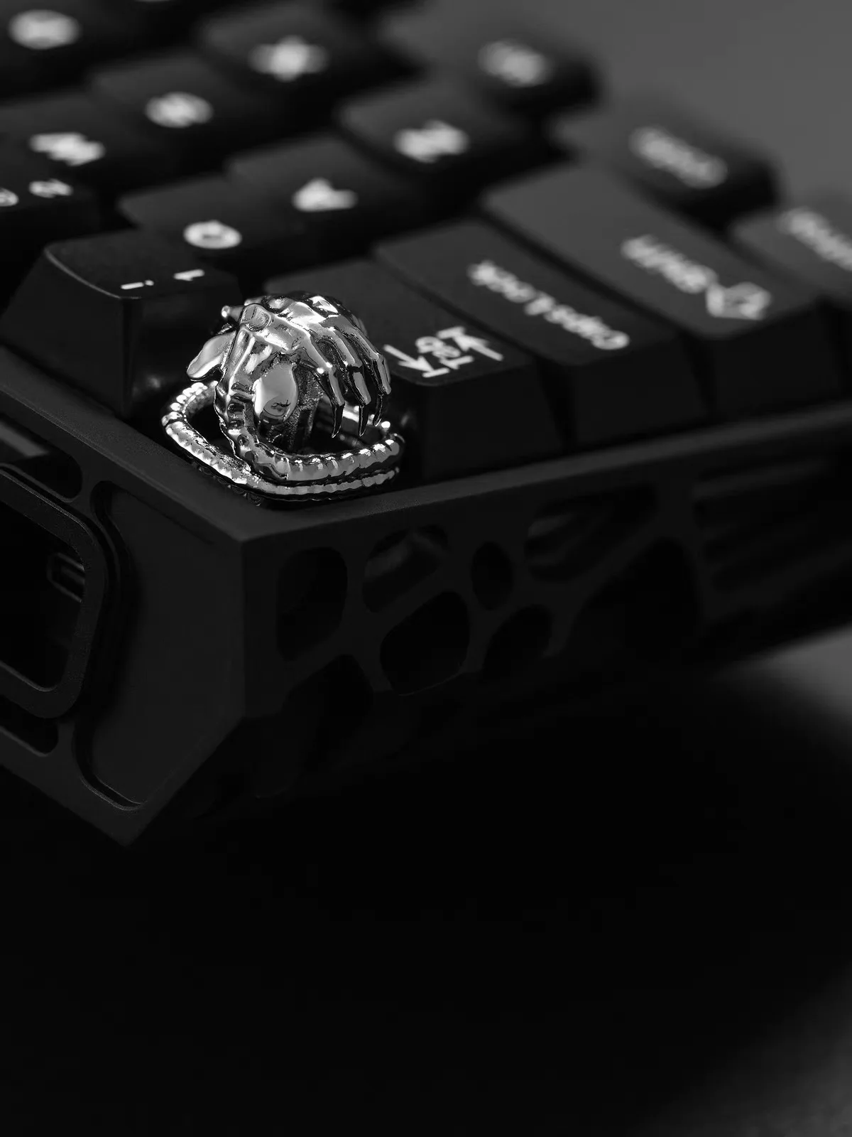 Unique alien Earth face-hugging bug original personalized keycaps, customized metal keycap design, single unit