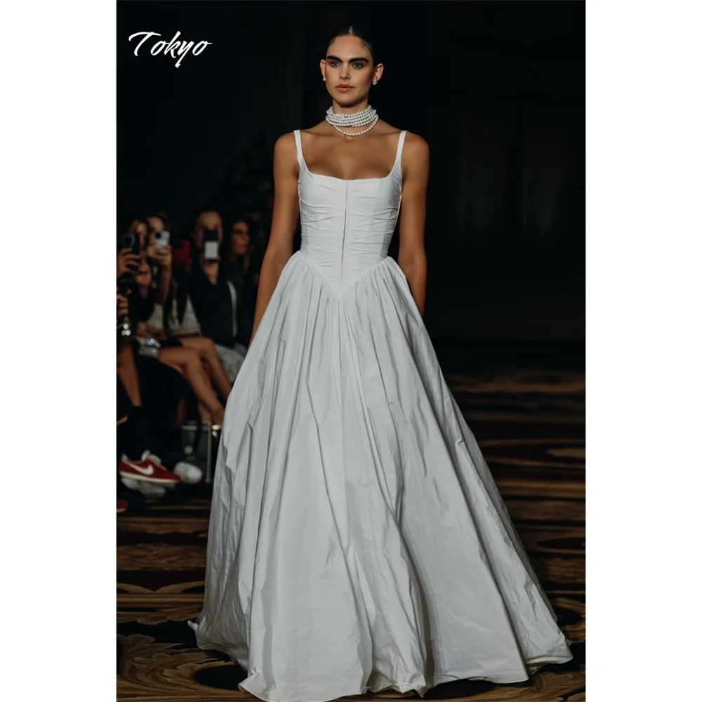 ชุดแต่งงานแบบสายเดี่ยวสีขาวสั่งตัดจากโตเกียว แขนกุด ซิปหลัง ทรงเอไลน์ พร้อมชายกระโปรงยาวแบบคอร์ทเทรน ปี 2025