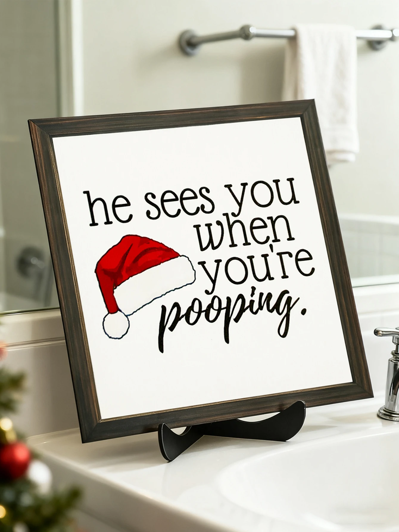 لافتة حمام مضحكة لعيد الميلاد مع قبعة سانتا الحمراء، لوحة مؤطرة لديكور عيد الميلاد، زخرفة سطح المكتب المبتكرة، هدية ديكور المرحاض المنزلي #2