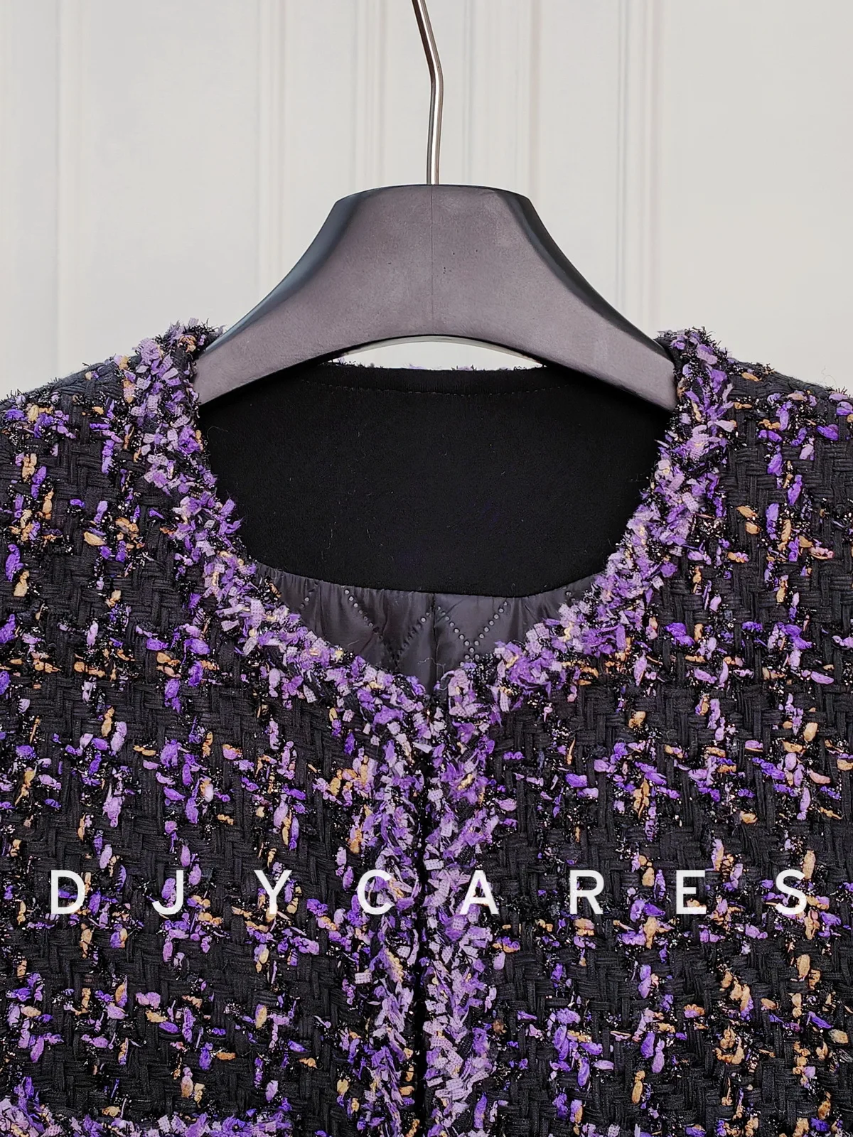 Neues mittellanges Jackenoberteil aus grobem Tweed für Herbst und Winter sowie dicke lila Baumwolljacke in großen Größen