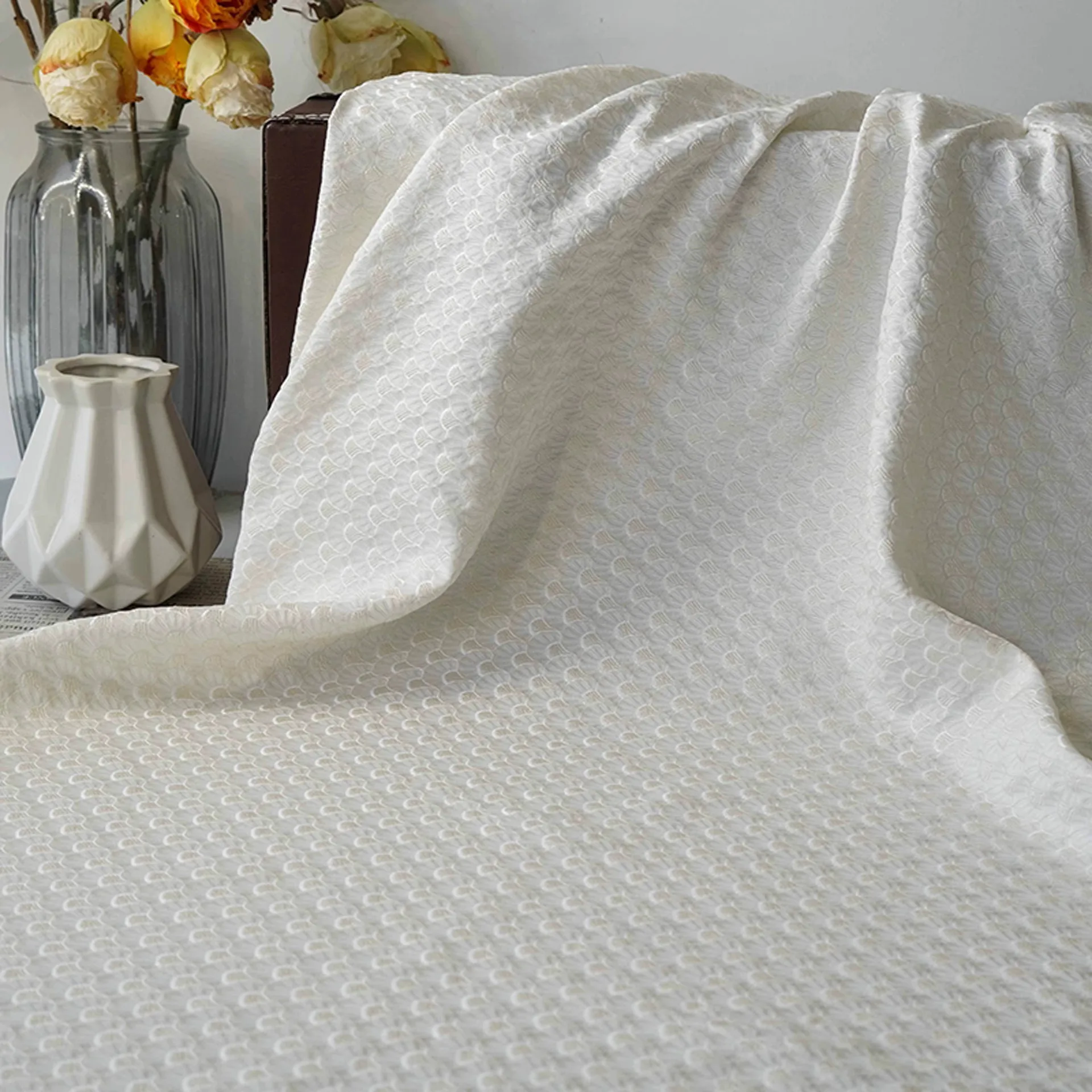 

1 ярд, белая веерообразная рыбья чешуя, рельефная цветная тканая жаккардовая ткань, пальто своими руками, верхняя одежда, костюм, сумка, дизайнерские ткани для пэчворка