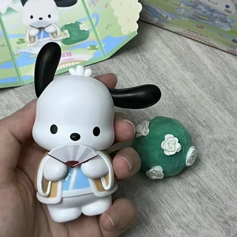 Miniso Toys Box com Sanrio Figuras, Flor e Roupa Série, Kuromipacha Cão, Big Ear Dog, Desktop Ornamento Presentes, Novo Rima, Em Stock