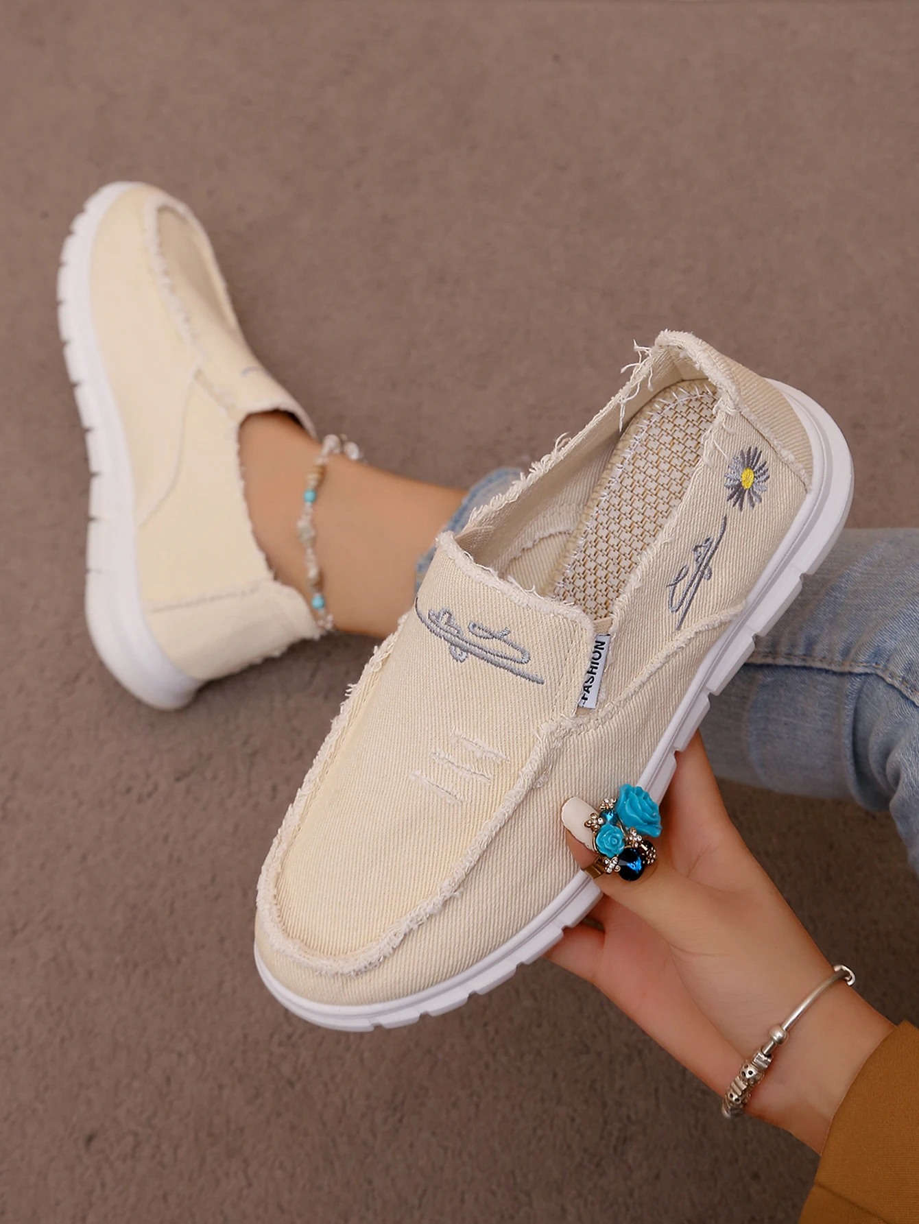 Damen-Slip-On-Schuhe aus Segeltuch, lässige Slipper mit Gänseblümchen-Stickerei, bequeme, leichte Wanderschuhe für den täglichen Gebrauch – Detail 2