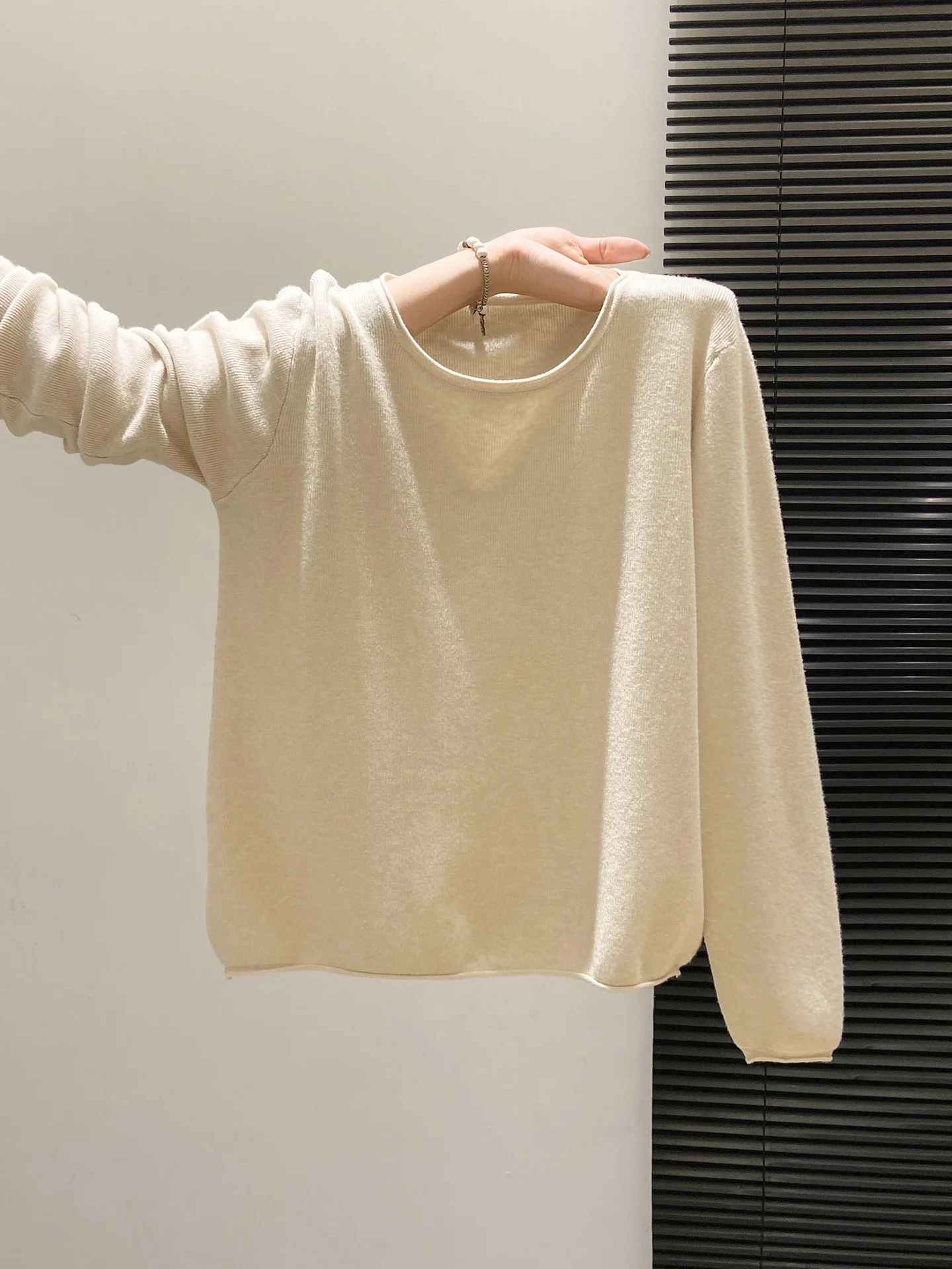 เสื้อสเวตเตอร์ถักทรงกลมสีพื้นเรียบง่าย สวมใส่สบาย เหมาะสำหรับผู้หญิง ใส่ได้ทั้งฤดูใบไม้ร่วงและฤดูหนาว เนื้อผ้านุ่มละมุน อ่อนโยนต่อผิว เหมาะสำหรับเป็นเสื้อตัวใน