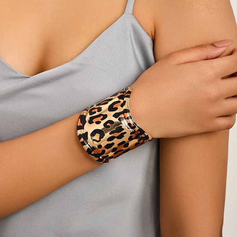 

Fashionable and Exaggerated Leopard Print Women's Bangle Bracelet with Wide Metal Opening for Party Wear