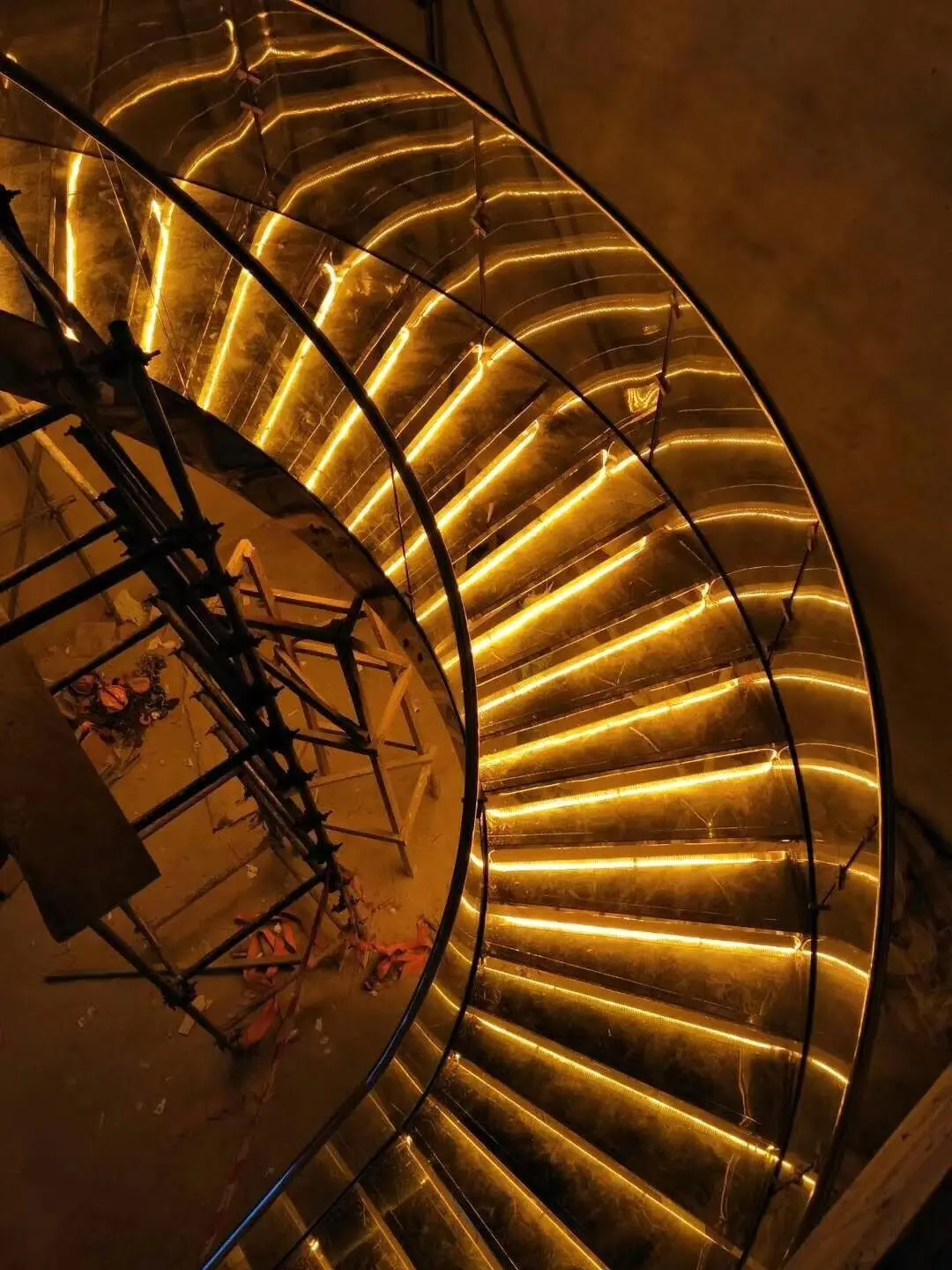 Personalização de escada espiral de vidro mais vendida de alta qualidade/escada de madeira com degrau LED