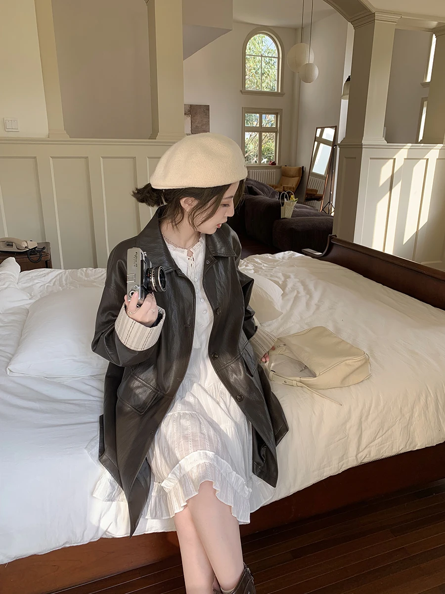 เสื้อโค้ทหนังสไตล์เรโทรลำลอง ยี่ห้อ ELINSU รุ่น Xuanxuan ปกพับ ทรงตรง ความยาวปานกลาง ติดกระดุมเม็ดเดียว