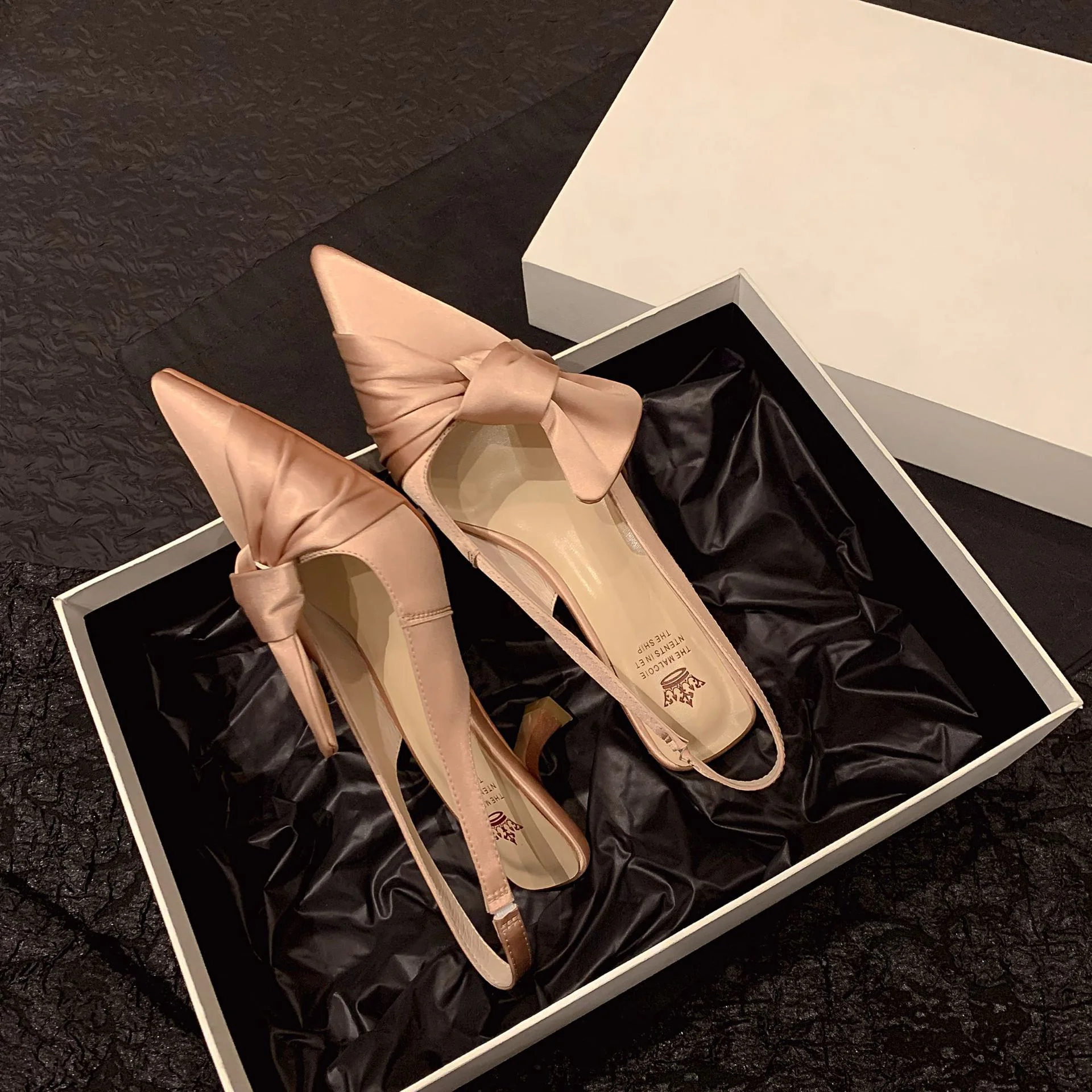 Sandalias de tacón fino puntiagudas para mujer, zapatos de estilo francés versátiles con nudo de lazo, bloque de Color, sandalias rosas Baotou, tacones altos huecos en la espalda, novedad de 2023