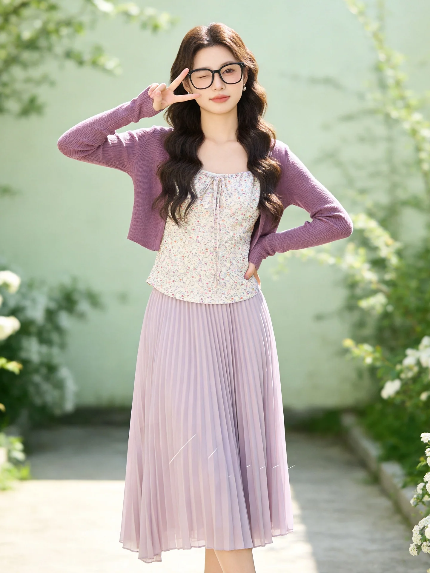 

Летний новый комплект больших размеров для женщин: мягкий фиолетовый вязаный кардиган с цветочным принтом и белая плиссированная юбка. Повседневный комплект для работы и отдыха.