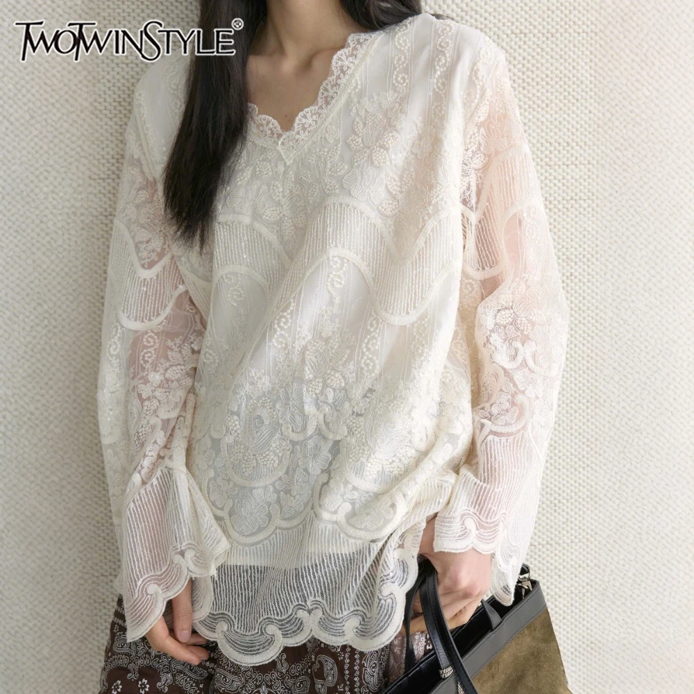 

TWOTWINSTYLE абрикосовая кружевная футболка женская с v-образным вырезом и длинным рукавом свободные элегантные темпераментные женские футболки осенняя мода