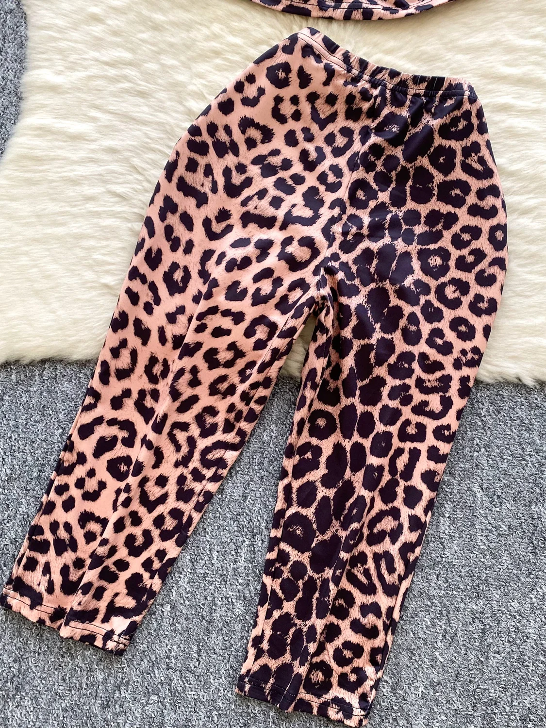 

Облегающая футболка с леопардовым принтом, женская летняя повседневная футболка с высокой талией, дизайн Sense, топ с поясом и ремнями