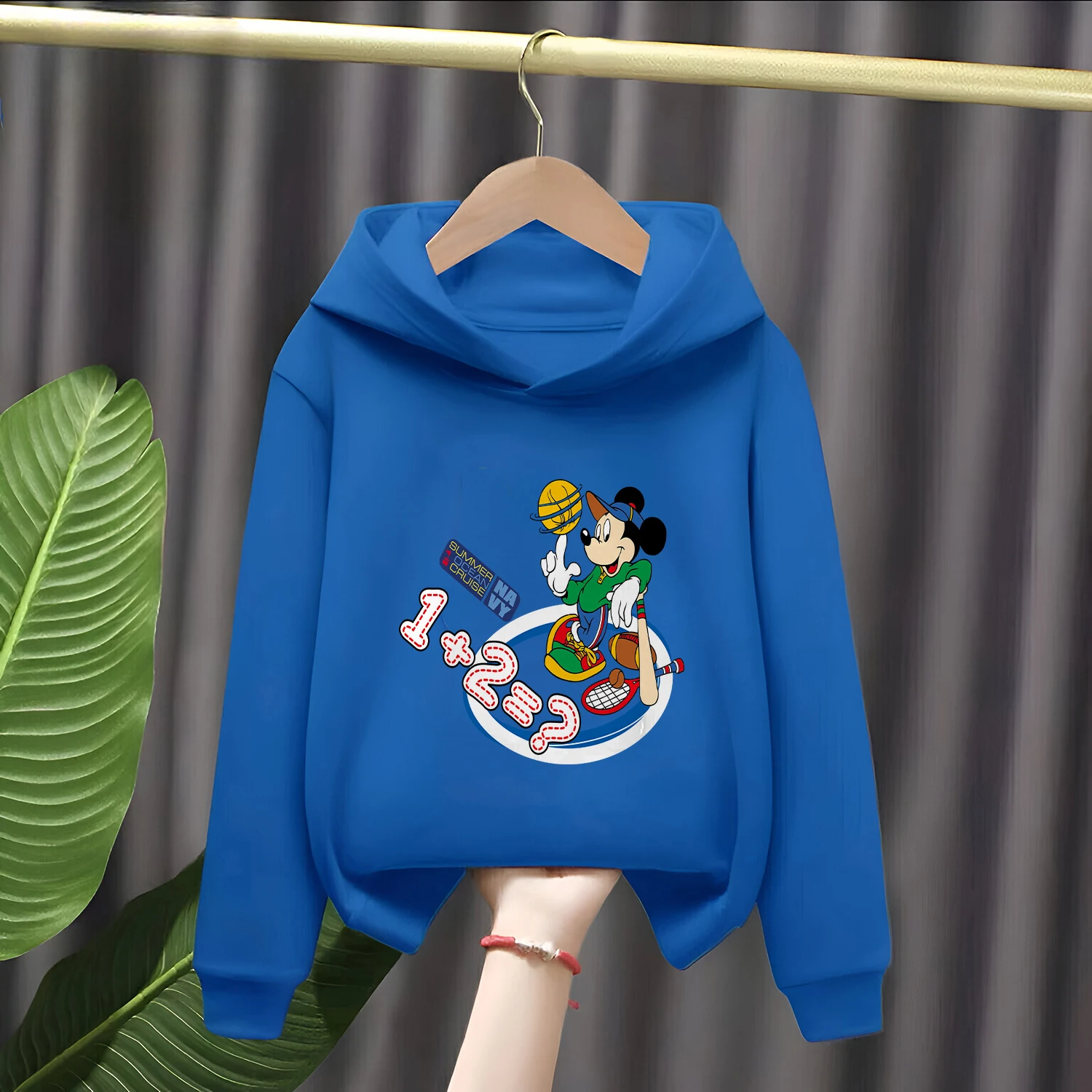 سويت شيرت بغطاء للرأس من سلسلة ديزني الجديدة مصنوع من نسيج ناعم ودافئ ويتميز بتصميم خط عنق دائري. #5