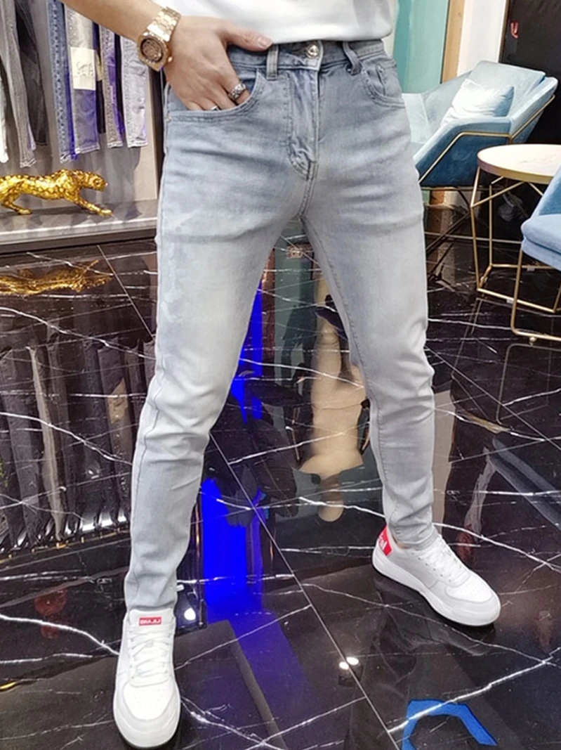 

Модные мужские джинсы-скинни светло-голубого цвета на весну-лето, эластичные, с эффектом потертости, повседневные, молодежные, прямого кроя, с узкими штанинами