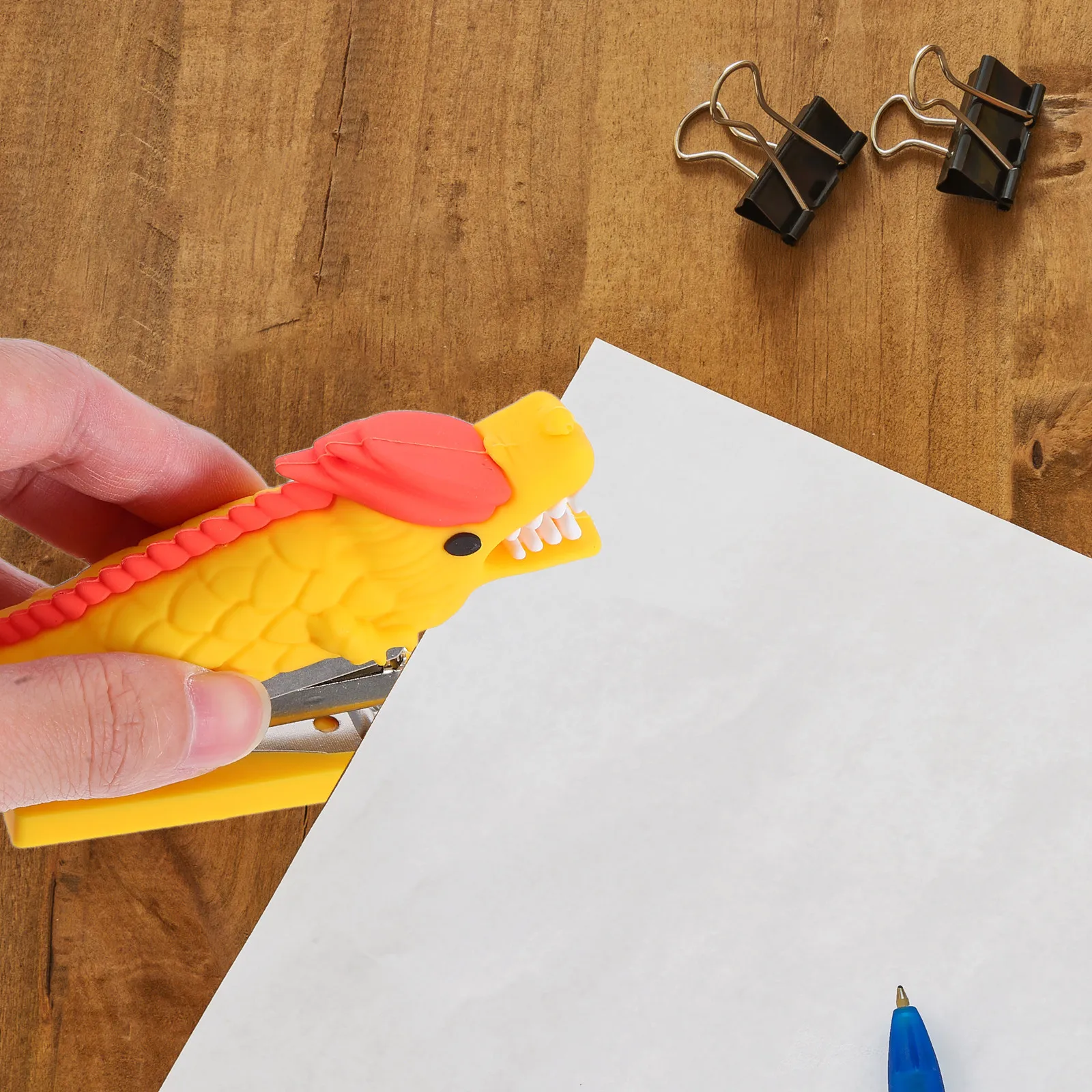 

Компактный мини-степлер в виде милого дракона, портативный ручной офисный степлер с мультяшным дизайном, настольный степлер для студентов