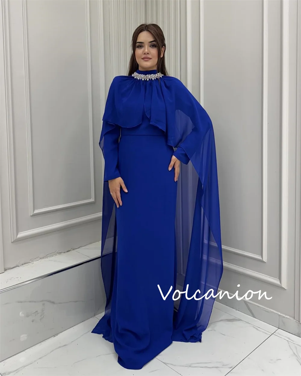 Szyte na miarę proste sukienki z plisami, cekinami, prostym krojem, wysokim kołnierzem i długim dołem, eleganckie, wysokiej jakości, na specjalne okazje.