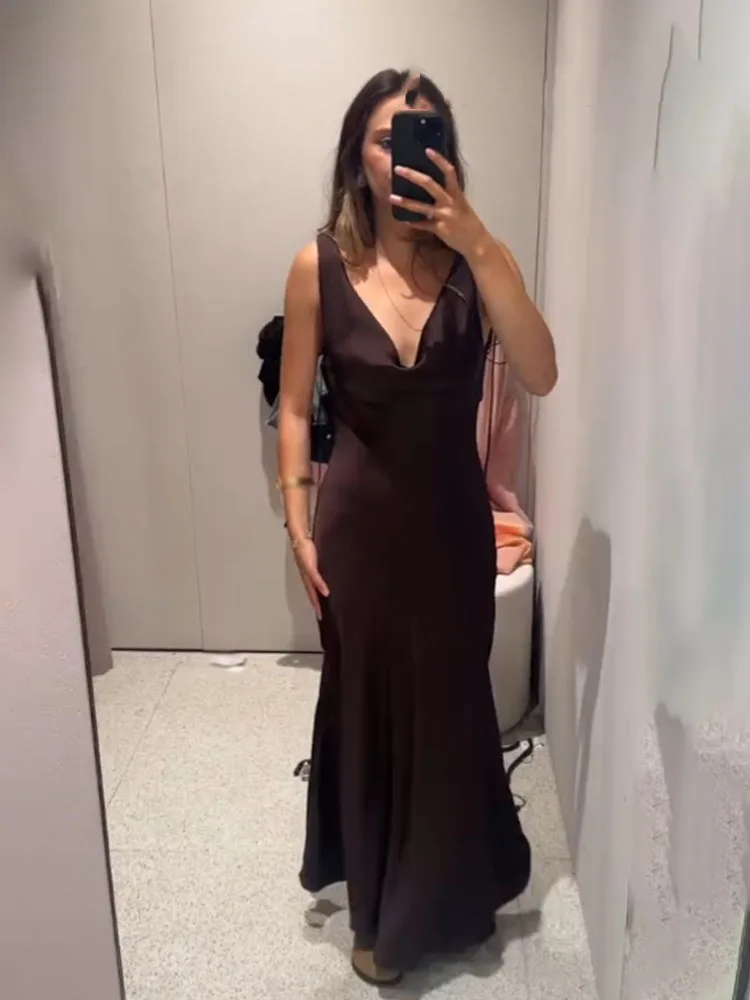 Sukienka midi damska w stylu wakacyjnym z satynową teksturą, dekolt w serek, elegancka, seksowna, letnia, z odkrytymi plecami, sznurowana, na ramiączkach.