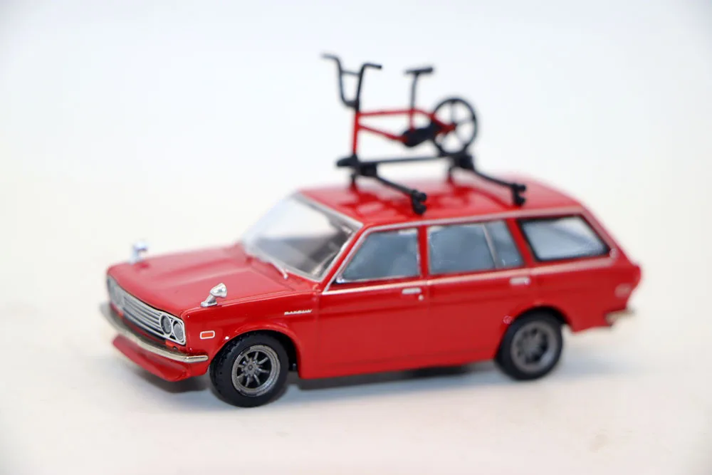 Nieuwe TW 1:64 Datsun Bluebird 510 Wagon met Fiets Diecast Legering Speelgoed Auto Simulatie Model Voor Collection gift