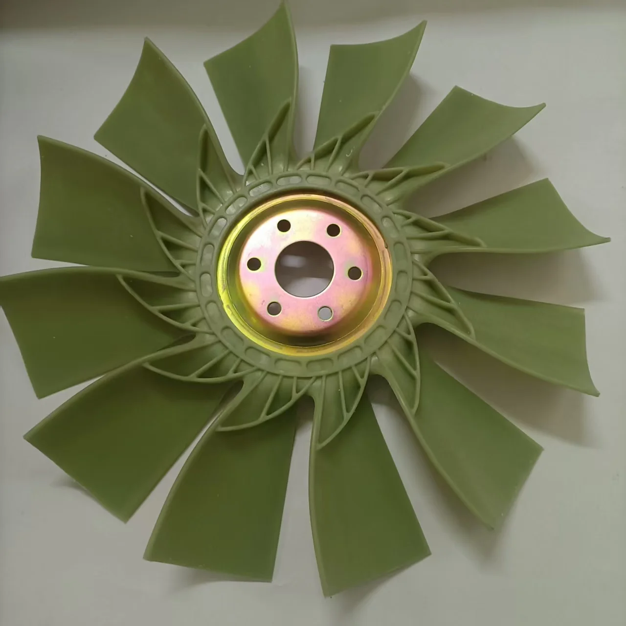 Komatsu PC60-6/7 Hoja de ventilador de excavadora de cabezal pequeño 4D95 Motor 6 orificios 12 aspas Pieza de repuesto para equipos pesados