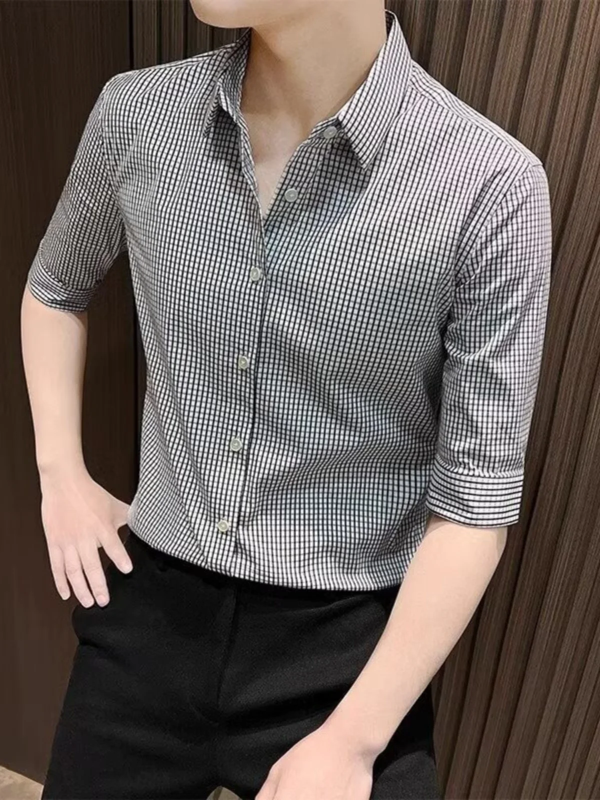 قميص رجالي ضيق صيفي من الحرير الصناعي بنقشة مربعات وأكمام قصيرة، مناسب للأعمال والموضة الشبابية في المدينة، قابل للطباعة وبدو...