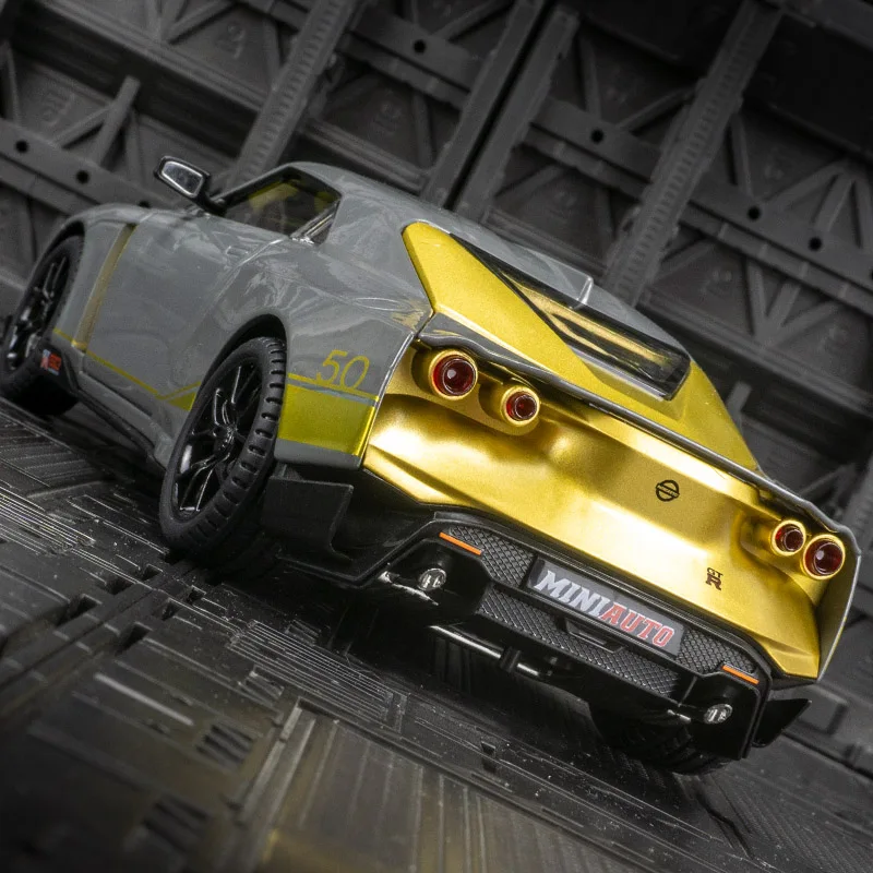 Puertas de modelo de coche de aleación Nissan GT-R50 1:24 y capó de motor, el maletero se puede abrir tiene funciones de sonido y iluminación simuladas