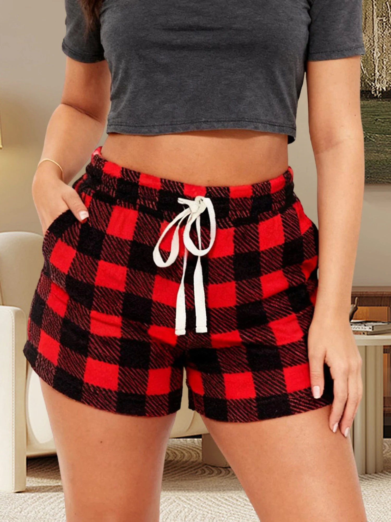 

Женские шорты в клетку с удобным эластичным поясом и удобной застежкой на шнурке, идеально подходящие для повседневного ношения с помощью