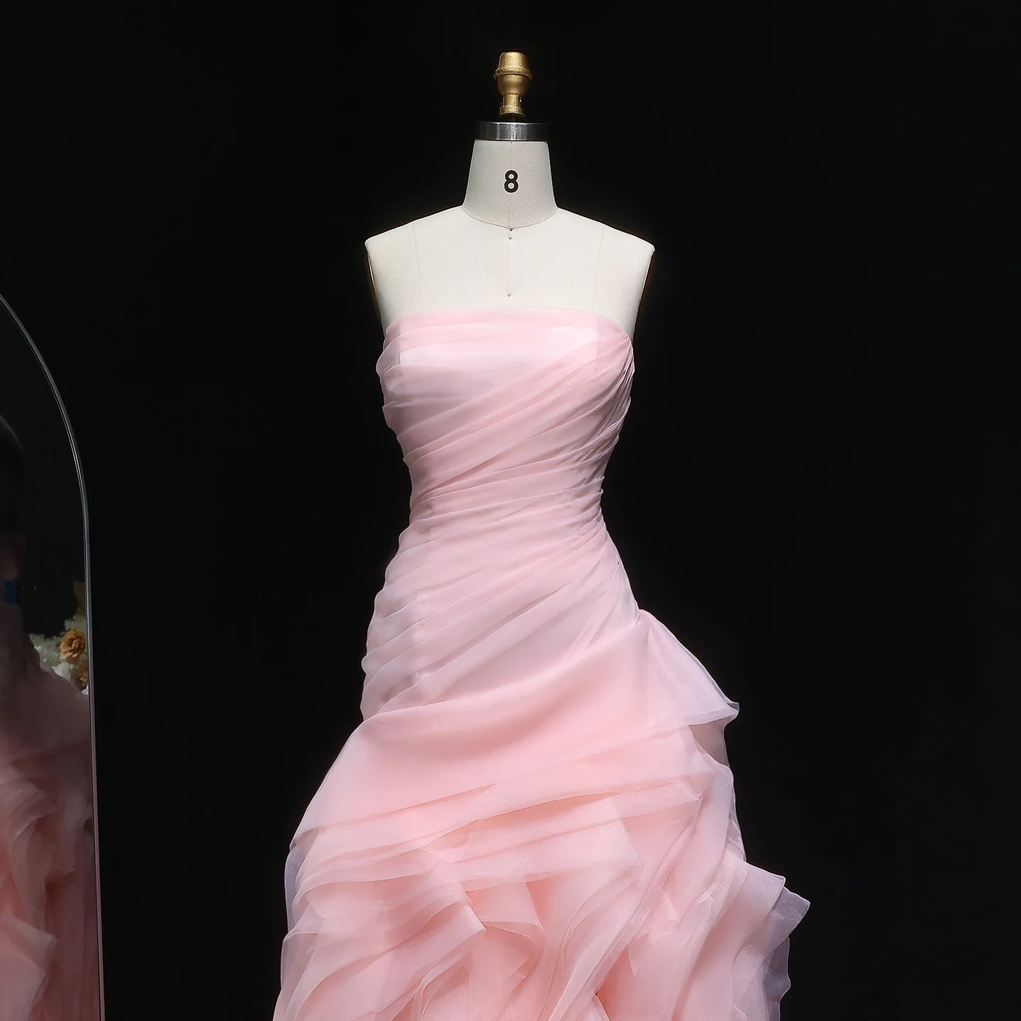 シャロンはエレガントなピンクのイブニングドレス、ティアードフリル、バックレス、ストラップレス、女性用ウェディングパーティガウン、SF040、カスタマイズされたと述べました。