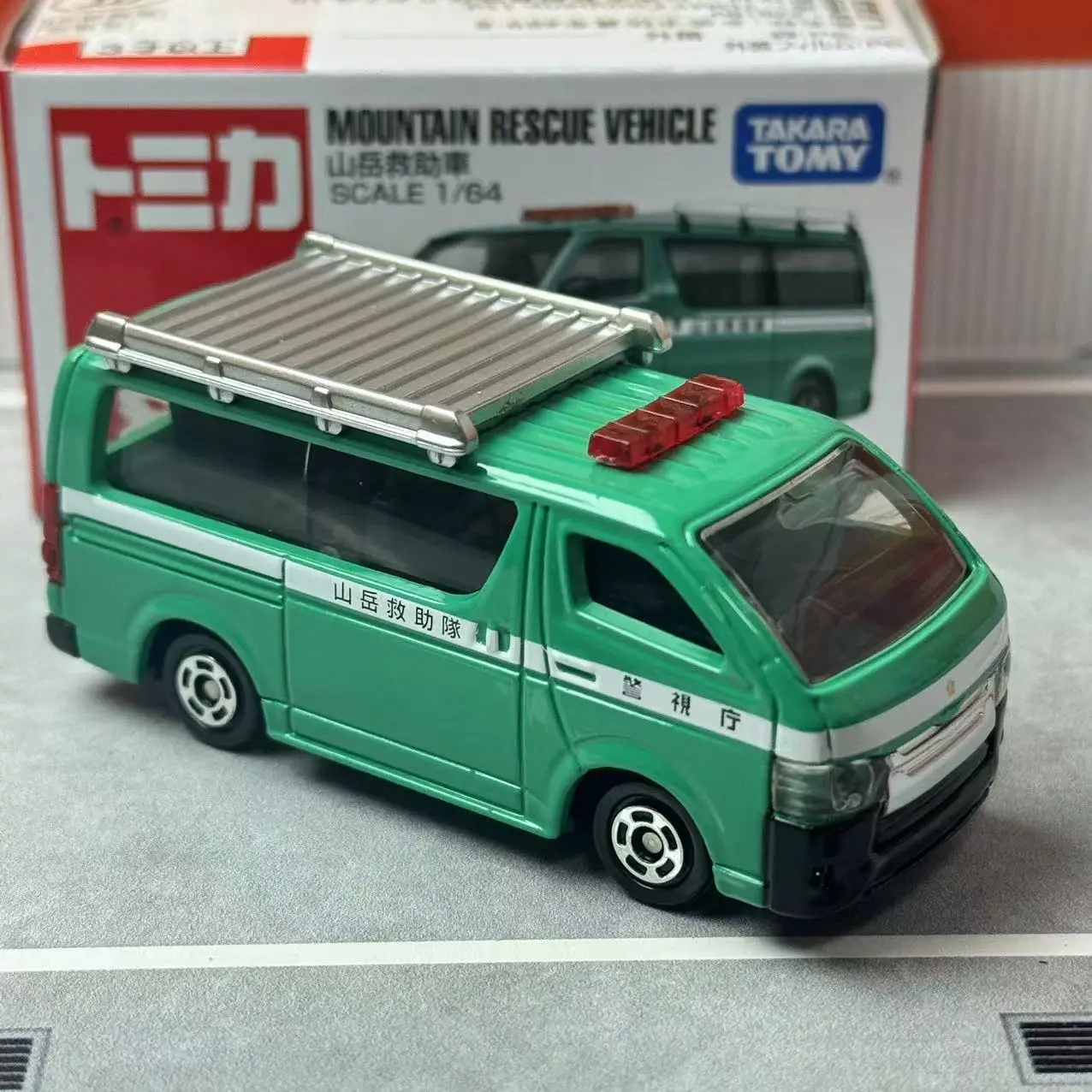 Takara Tomy Cars 2 Samochód z postaciami V2796-V2818 18. Petrov Trankov Samochód ze stopu Odlewany Model Replika Seria Prezenty dla dzieci Zabawki dla chłopców
