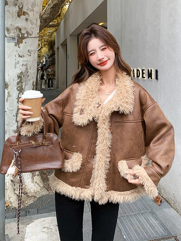 Damski zimowy płaszcz motocyklowy z brązowego futra jagnięcego, ocieplany skórą i futrem, przytulny, retro, luksusowy płaszcz dla kobiet.