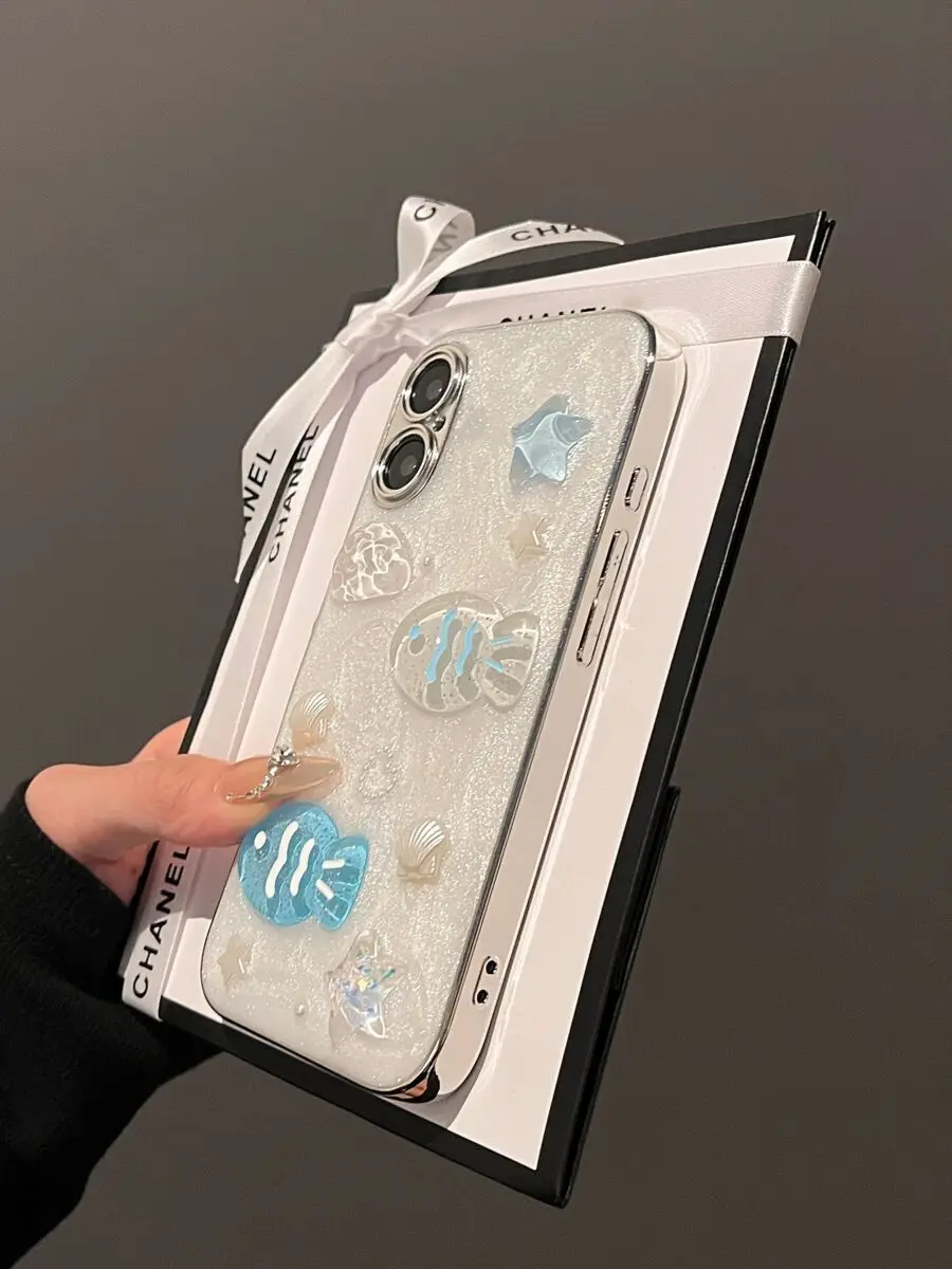 Lujosa funda de teléfono con patrón en relieve de cuero para iPhone, 15, 14, 13, 12 Pro Max, tendencia de moda, letra dorada caliente, cubierta de Color sólido