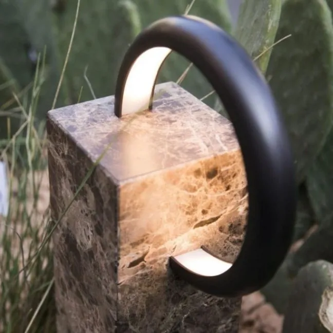 Elegante lampada da tavolo da soggiorno con colonna in marmo e rame