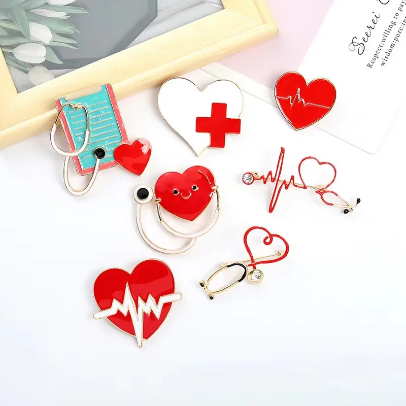 Pin Club | 7 stili Cartoon Red Heart stetoscopio spilla smaltata elettrocardiogramma personalizzato distintivi per risvolto personalizzati medici