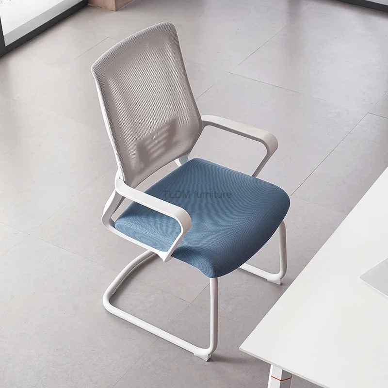 Sillas de conferencia minimalistas modernas para empresa de trabajo, silla de oficina especial, sillón ligero de lujo para salón de conferencias, polea con respaldo