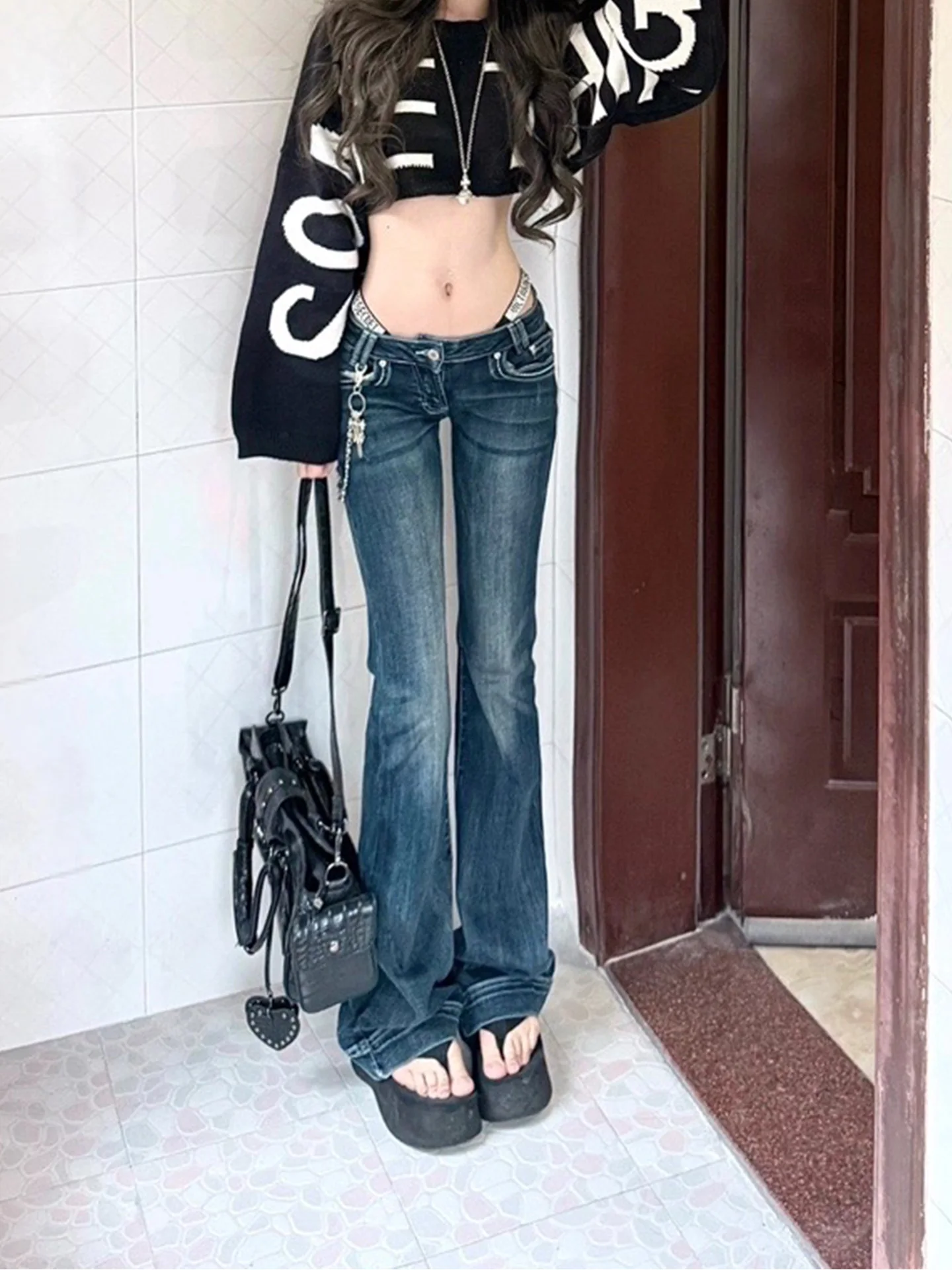 

Темно-синие женские джинсы длиной до пола, большие размеры, утягивающие брюки-клеш с низкой талией, зимняя коллекция 2025