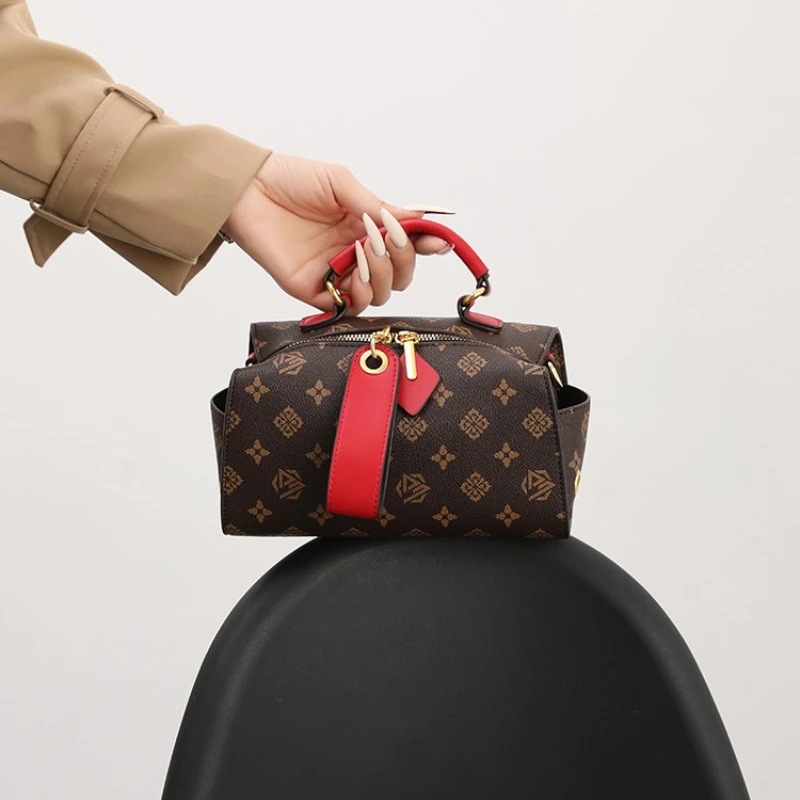 

Elegant Tote Bag For Ladies In Premium Leather, Spacious Design By Famous Designer With Classic Silhouette