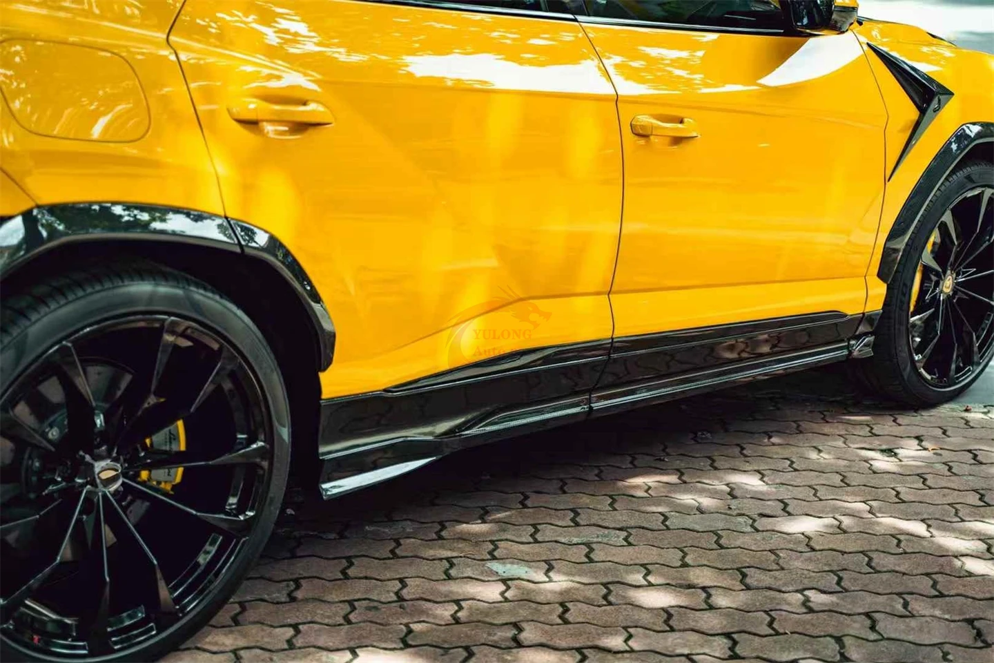 

Стильные боковые юбки/спойлеры из сухого карбона для Lamborghini URUS S