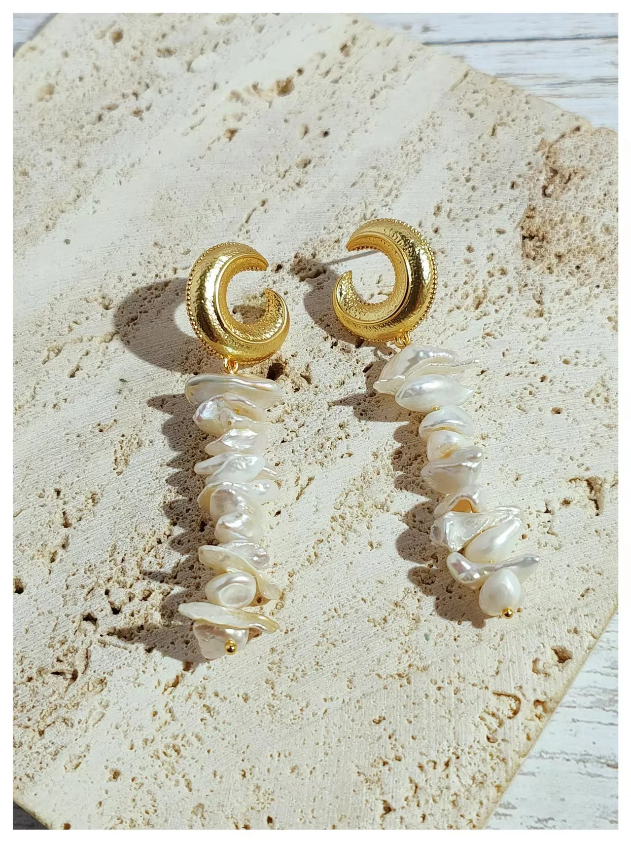 Ins Influencer Design Natural Freshwater Baroque Pearl Gold Moon Ear Dangle Ear Drop Long Hoop Clip-on Earring Women Accessories