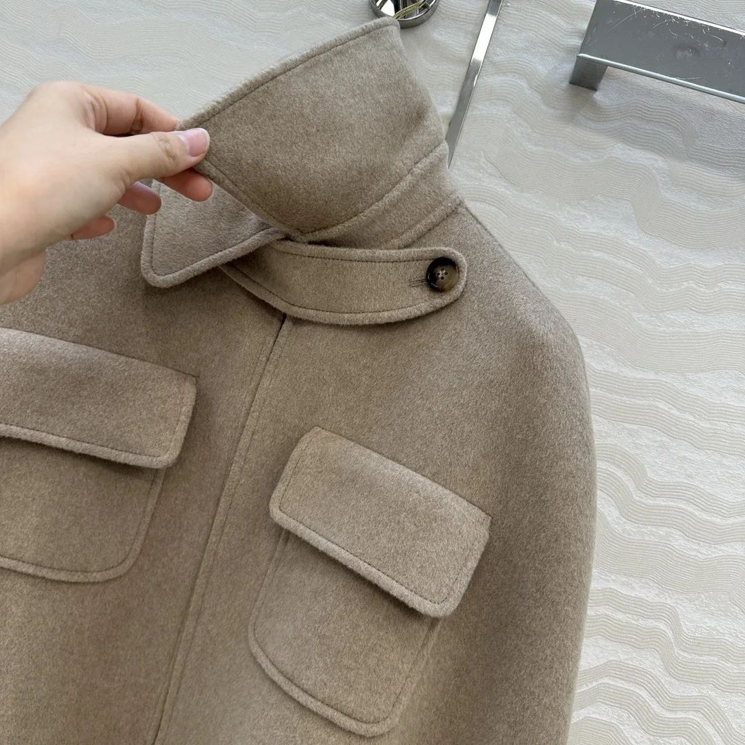 De 26 jaar nieuwe, zware leren, met rand omwikkelde kasjmier- en wollen sjaalcape is voorzien van een elegante Britse retrostijl