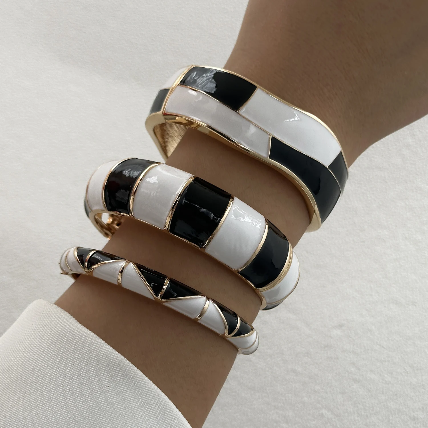 Boho Elegante Charm-Armreifen mit Emaille und Tropfenöl-Effekt für Damen, Punk Geometrische Breite Manschetten-Armbänder, Minimalistischer Schmuck – Detail 4