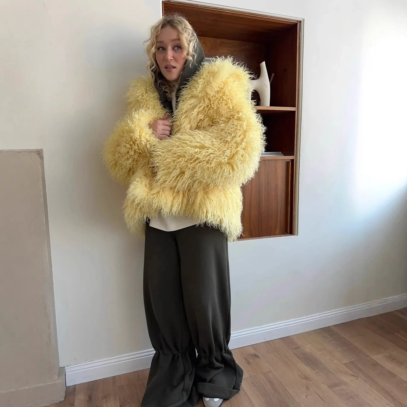 Mantel Bulu Imitasi Wanita Jaket Bulu Solid Oversize Syal Leher Bulat Lengan Panjang Jahitan Terbuka Tebal Hangat Bulu Kasual Musim Gugur Musim Dingin 2025