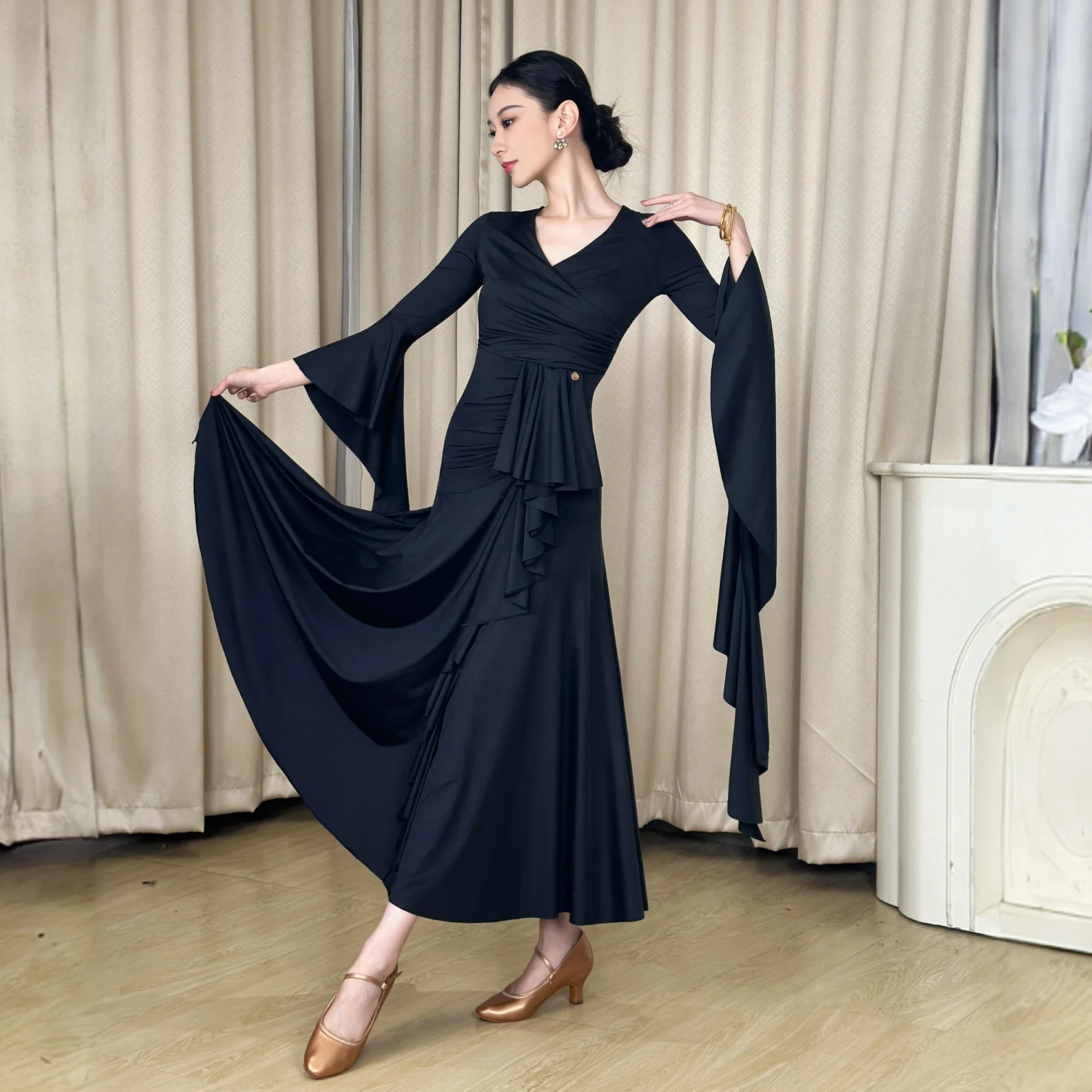 Strój do tańca towarzyskiego, standardowy, nowoczesny, damski, z dekoltem w serek, długi rękaw, duża spódnica, strój do występów, model DN22424, rok 2025.