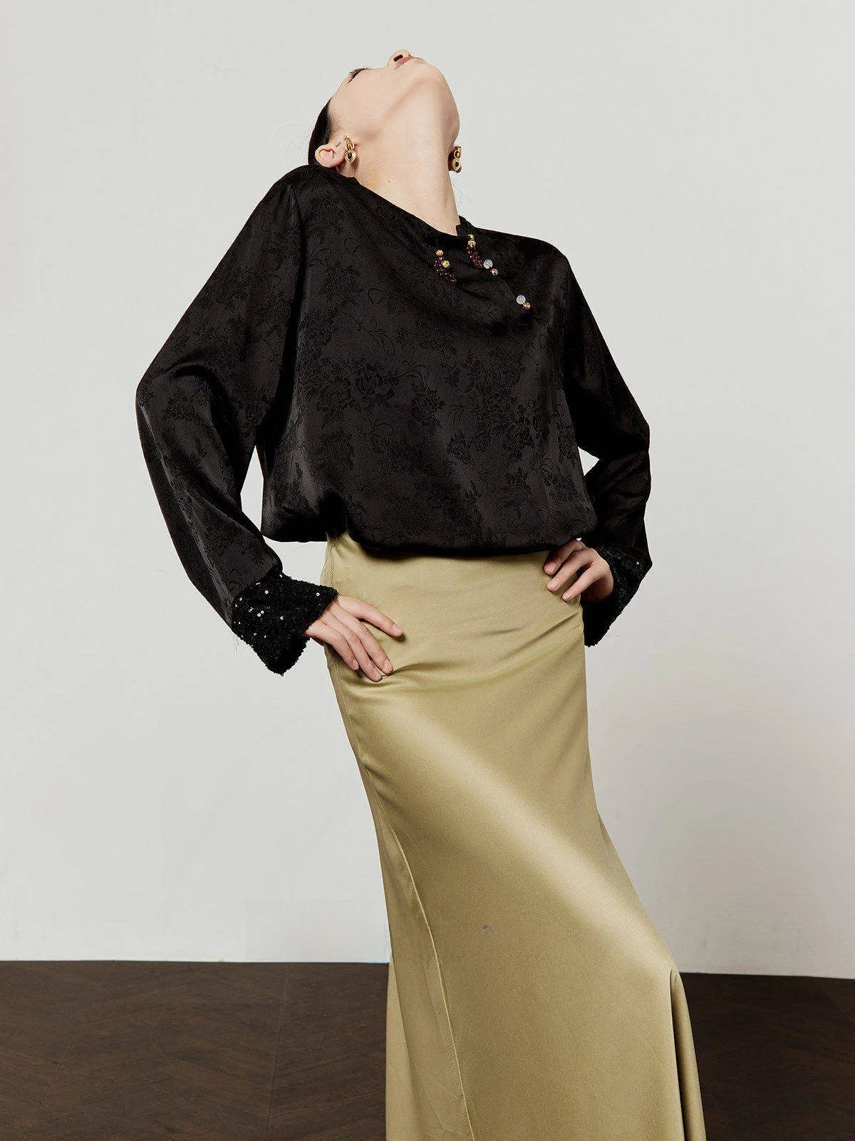 

Black Satin Embroidered Loose Shirt for Women New 2025 Chinese Style Floral Patterned Sequin Splicing Commute Style round Neck