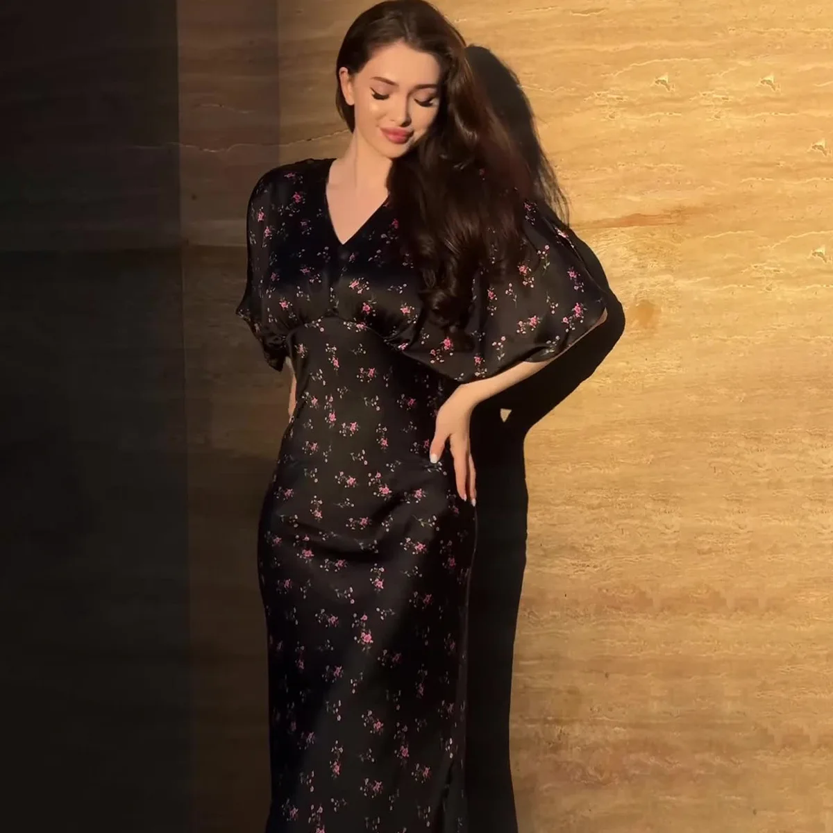 فستان ماكسي أنيق مطبوع عليه زهور شلال للنساء 2025 جديد أنيق بياقة على شكل V طيات الثدي بلون الشمبانيا الأسود ملابس نسائية أنيقة