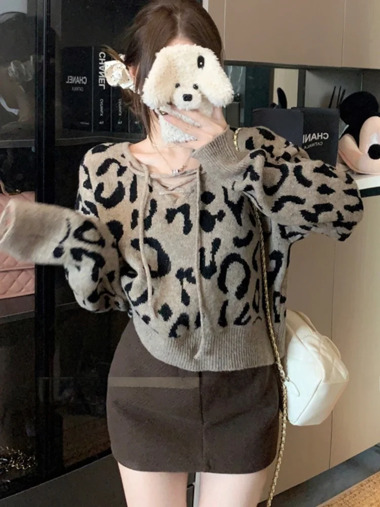 

Autumn Winter Soft Cozy Cardigan Style Leopard Print Knitted Sweater Women's Short Design Sensation Casual Fashion Top